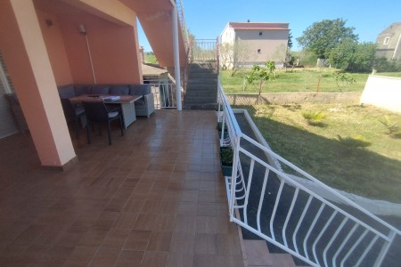 Sveti Filip i Jakov , renovirana kuća u mirnom dijelu, 220 m2