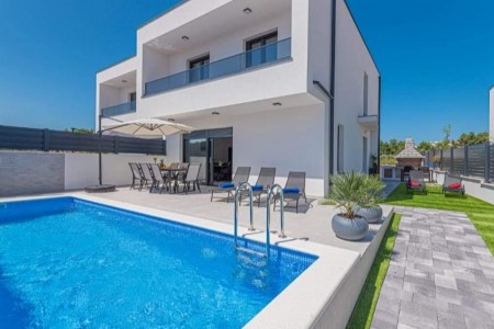 Vodice - nova namještena kuća za odmor s bazenom, 135 m2