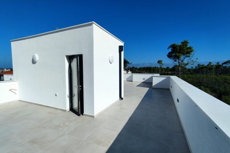 Privlaka - trosoban stan s krovnom terasom i pogledom na more, 137 m2
