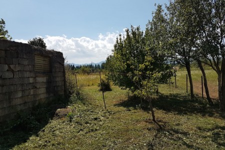 Gospić - kuća s pomoćnim objektom 80 m2 i dvor 1126 m2