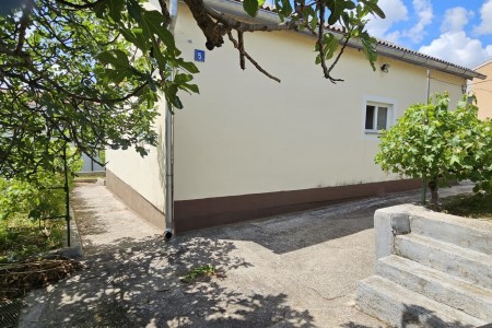 Posedarje - samostojeća kuća s dva stana 155 m2 i garažom 21 m2